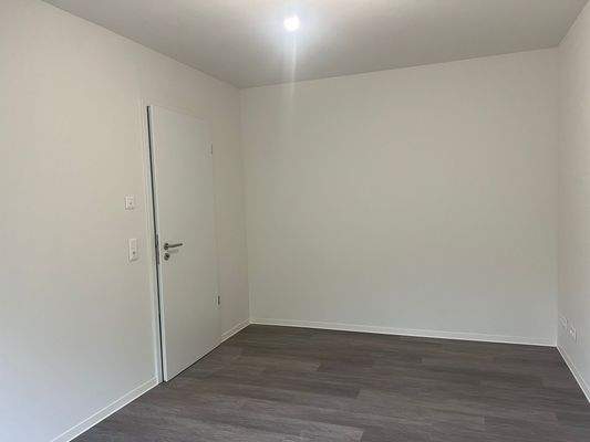 Leerer Raum mit Holzboden