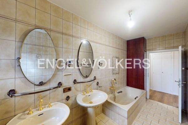 Elegantes Badezimmer mit Badewanne