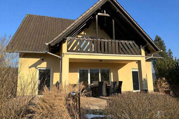 Gartenansicht mit Balkon-Terrasse