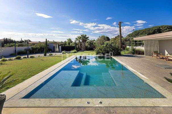 Villa with a Spacious Garden and Swimming Pool in İzmir