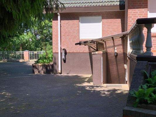 Zufahrt und Kellerzugang von außen