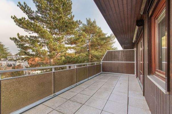 Weitläufige Nord-Ost Terrasse mit elektrischen Rollläden