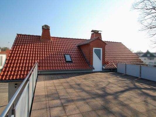 Dachterrasse mit Blick zum sanierten Dach