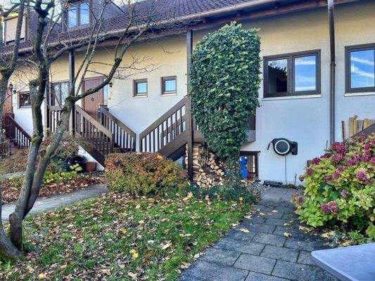 Wohnungseingangstür hinter Efeusichtschutz