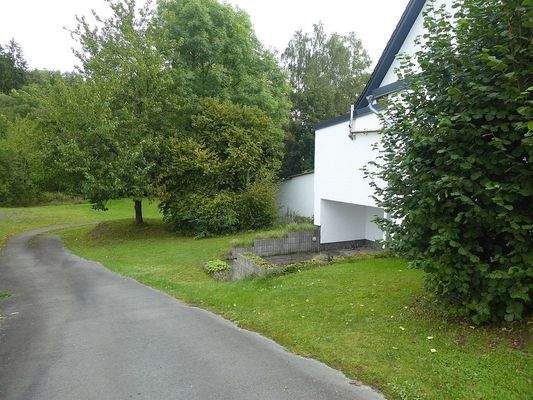 der Weg neben dem Haus