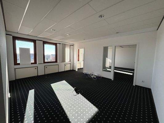 großzügiger Empfangsbereich/angrenzender Warteraum