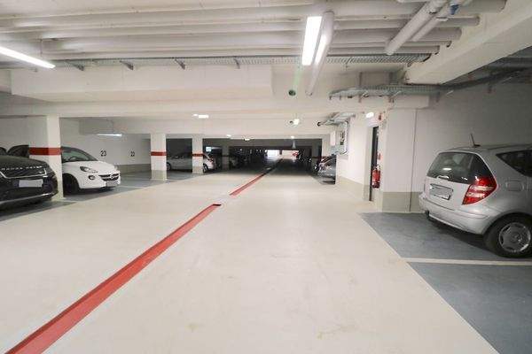 Großzügige Tiefgarage