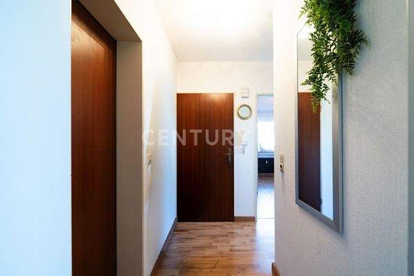 Flur mit Blick zur Eingangstüre