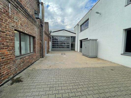 Halle mit Tor Anlieferung