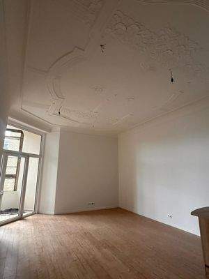 Wohnzimmer mit Ausgang zum Balkon