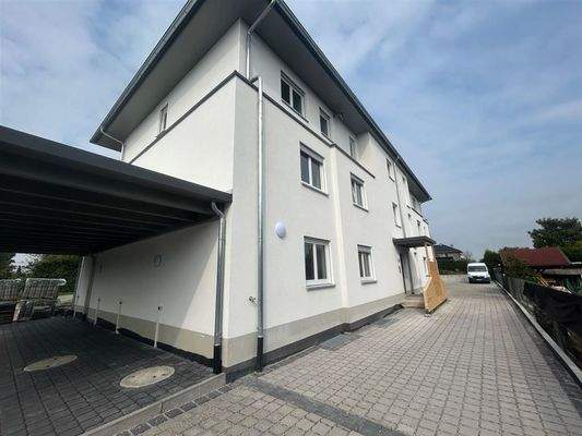 Zufahrt und seitlicher Hauseingang