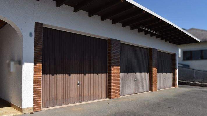 Großgarage mit drei Toren