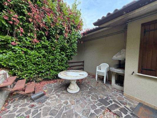 Terrasse mit Grillplatz.JPG