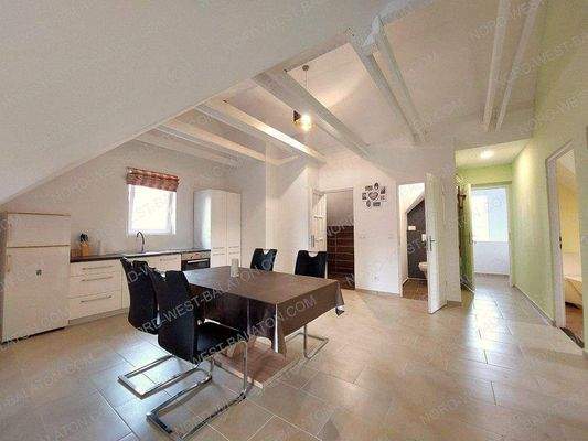 Wohn-/Esszimmer mit offener Küche