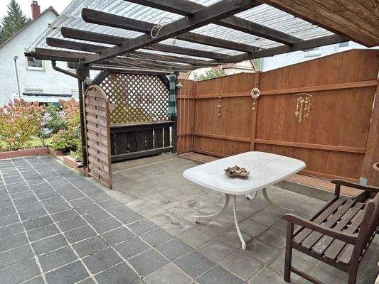 Überdachter Freisitz neben dem Haus