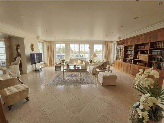 Wohnsalon mit offenem Essbereich und Panoramablick