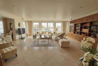 Wohnsalon mit offenem Essbereich und Panoramablick