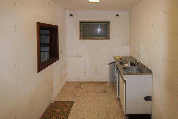 ehemaliger Küchenbereich mit Durchreiche im UG