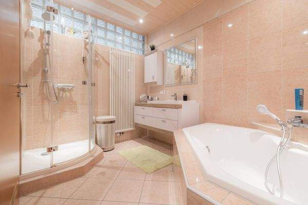 Bad mit Wanne und Dusche