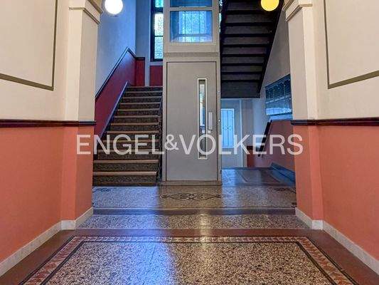 Der Aufzug bringt Sie direkt in das 3. Obergeschoss