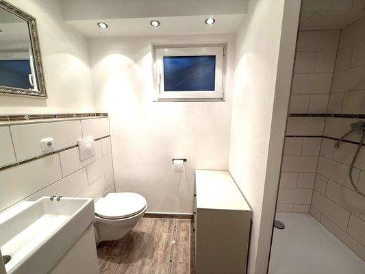 Bad mit Dusche im Keller