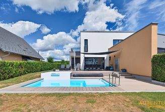 Außenansicht mit Pool