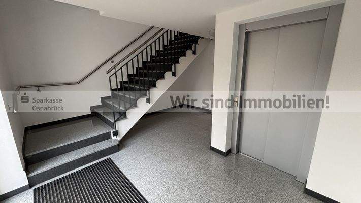 Treppenhaus mit Aufzug