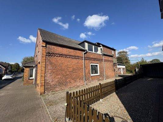 Auffahrt / Seitenansicht 