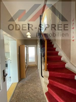Flur und Treppe ins Dachgeschoss