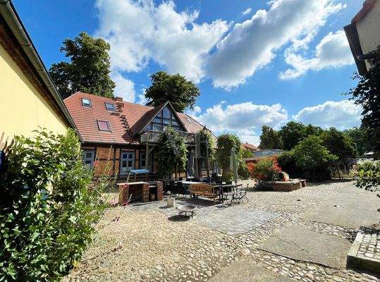 Innenhof mit Grillplatz