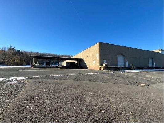 Außenansicht mit Verladerampe