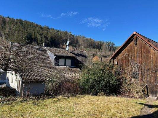 Blick auf Scheune und Einfamilienhaus - Hauptstraße 263