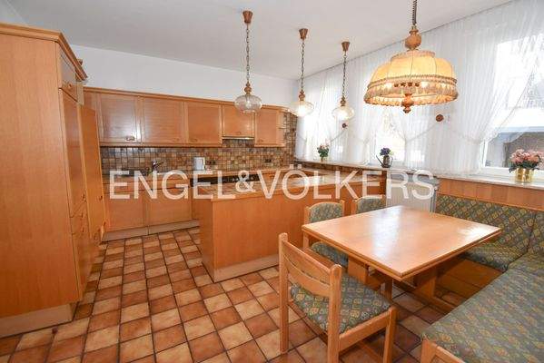 Großzügige Küche mit Essbereich