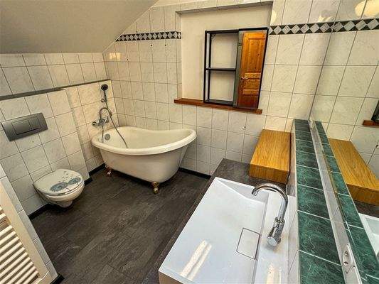 Badezimmer mit Wanne und Dusche 3. OG 