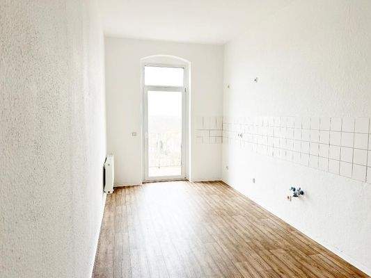 Küche mit Blick Richtung großem Balkon