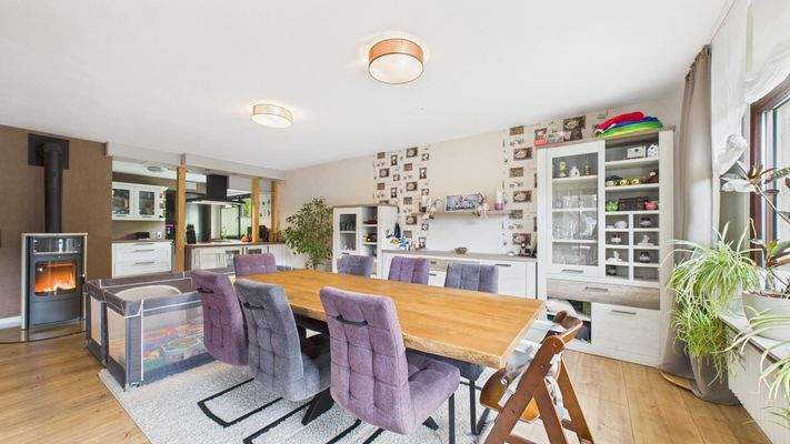 Offener Wohnbereich mit Kamin