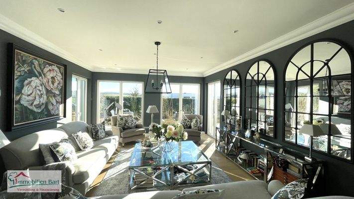 Lounge mit Zugang zur Terrasse 