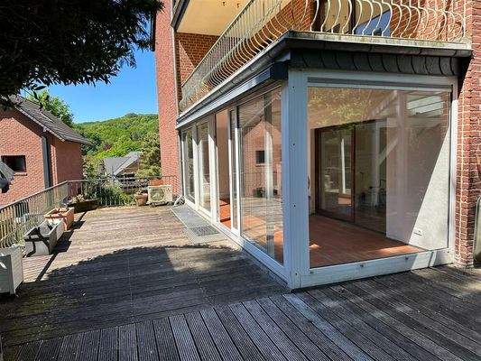 Seitliche Terrasse mit Wintergarten