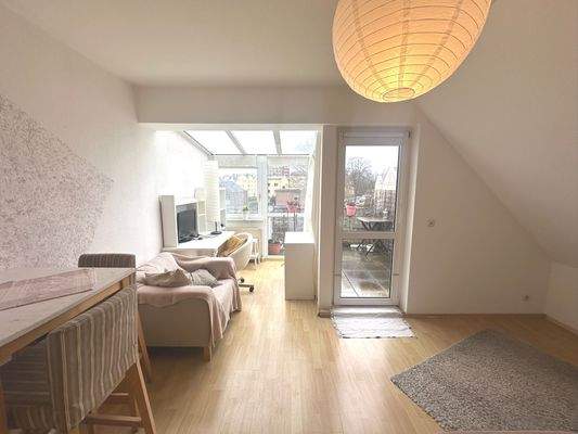 Helles Wohnzimmer mit Balkon