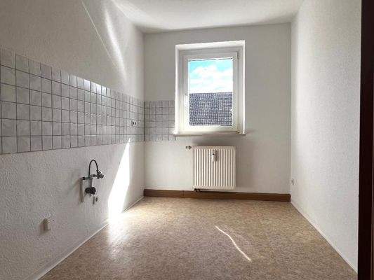 Küche mit Fenster + Fliesenspiegel