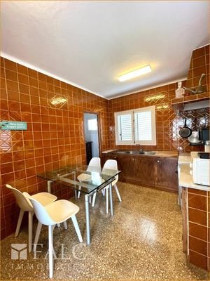 Küche mit Essplatz/cocina con mesa/kitchen with dining table
