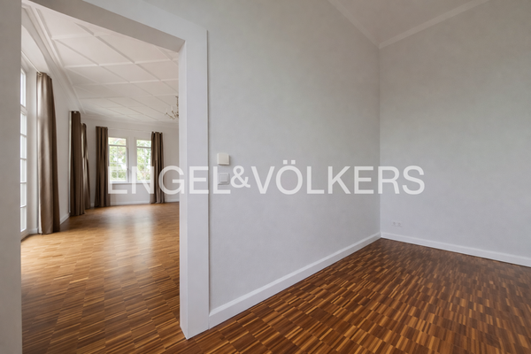 Küche mit Blick in den Wohnbereich