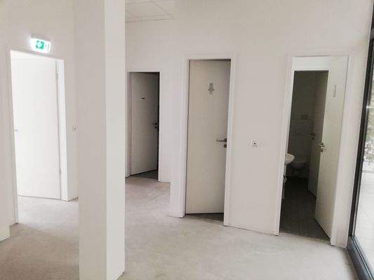Blick im Foyer auf die Toiletten