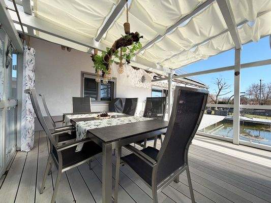 Außenbereich Terrasse: Holzdeck am Teich verbindet entspanntes Sitzen mit Blick aufs Wasser