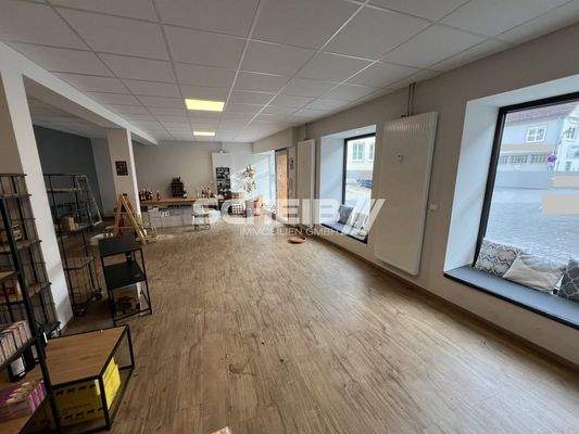 Fenster mit Sitznischen oder für Ausstellung der Waren