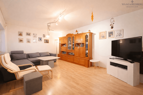 Offenes helles Wohnzimmer im ist-Zustand