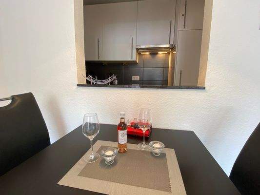 ... mit Durchreiche in die Küche