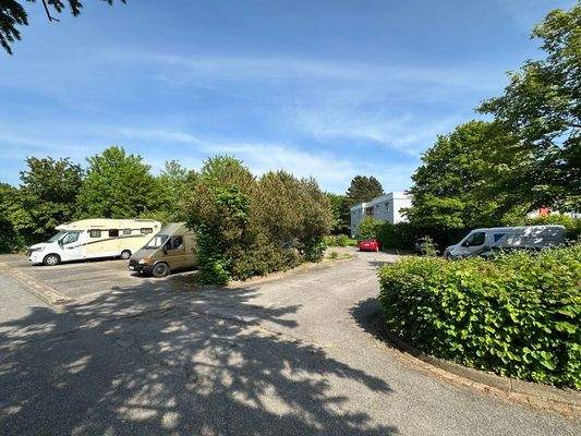 Gemeinschaftsparkplatz neben dem Haus (ohne feste Zuteilung)