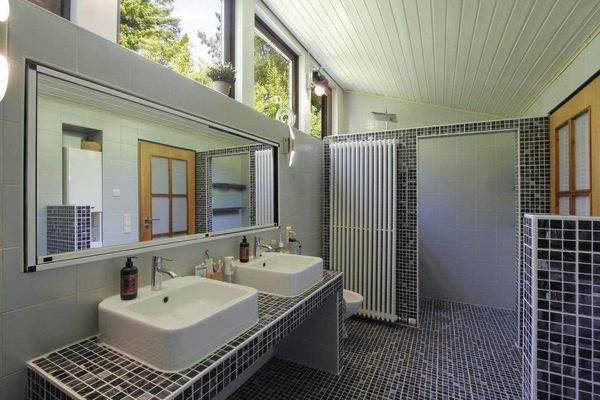 ...Badezimmer mit Dusche...