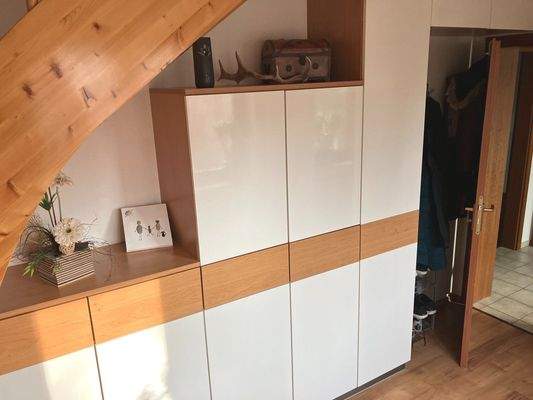 Bürogebäude: Garderobe unter der Treppe